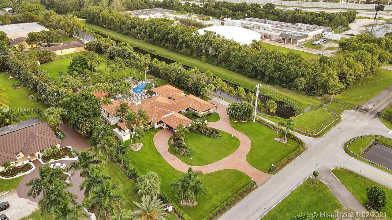 最近售出: $2,273,900 (5 贝兹, 6 浴室, 5760 平方英尺)