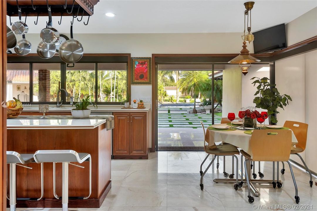 最近售出: $2,273,900 (5 贝兹, 6 浴室, 5760 平方英尺)