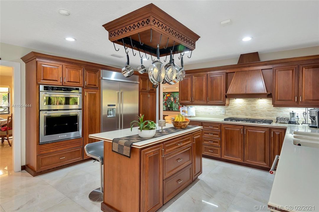 最近售出: $2,273,900 (5 贝兹, 6 浴室, 5760 平方英尺)