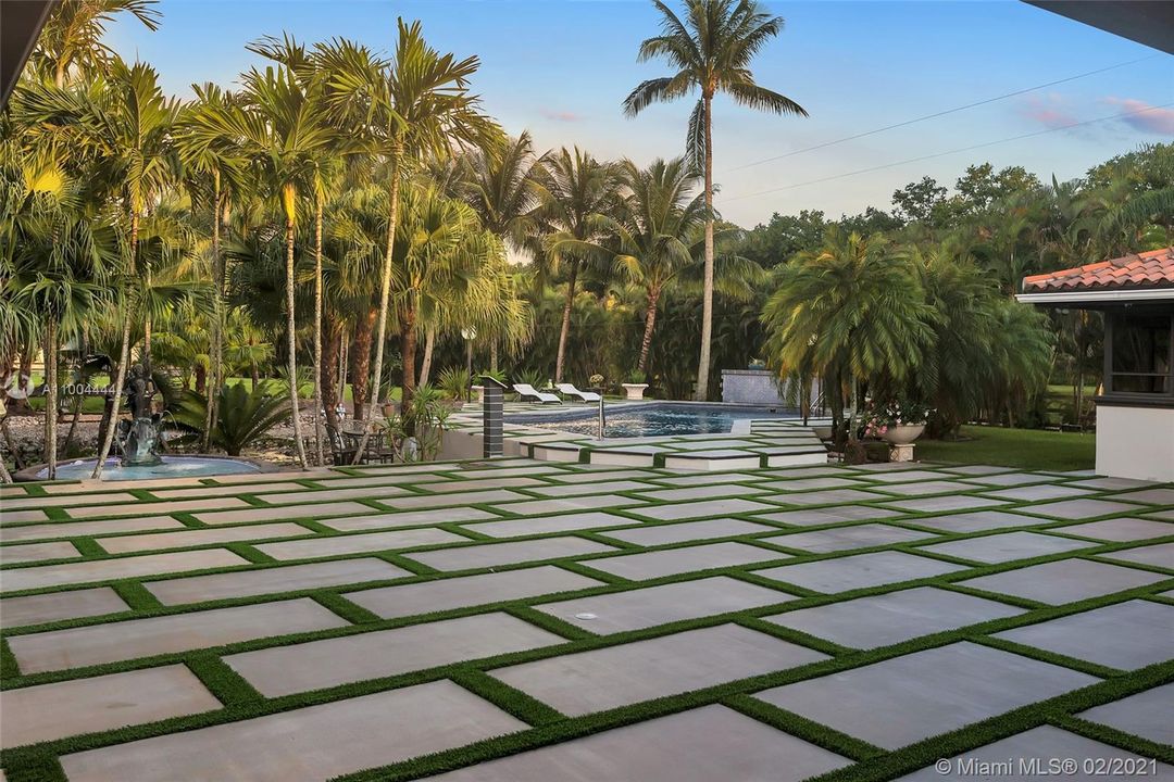 最近售出: $2,273,900 (5 贝兹, 6 浴室, 5760 平方英尺)