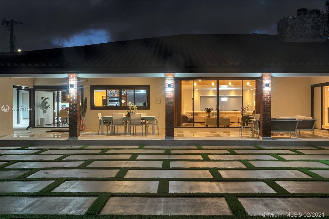 最近售出: $2,273,900 (5 贝兹, 6 浴室, 5760 平方英尺)