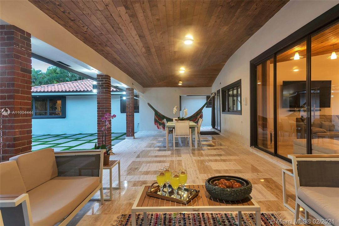 最近售出: $2,273,900 (5 贝兹, 6 浴室, 5760 平方英尺)