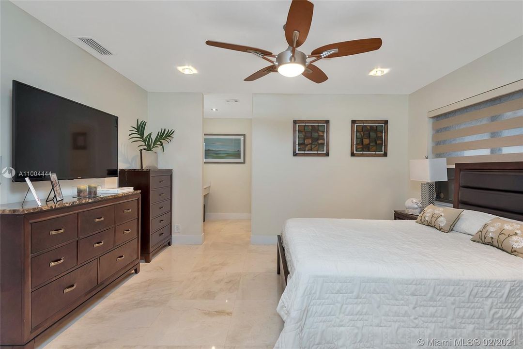 最近售出: $2,273,900 (5 贝兹, 6 浴室, 5760 平方英尺)