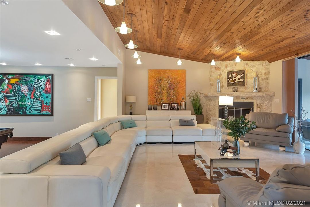 最近售出: $2,273,900 (5 贝兹, 6 浴室, 5760 平方英尺)