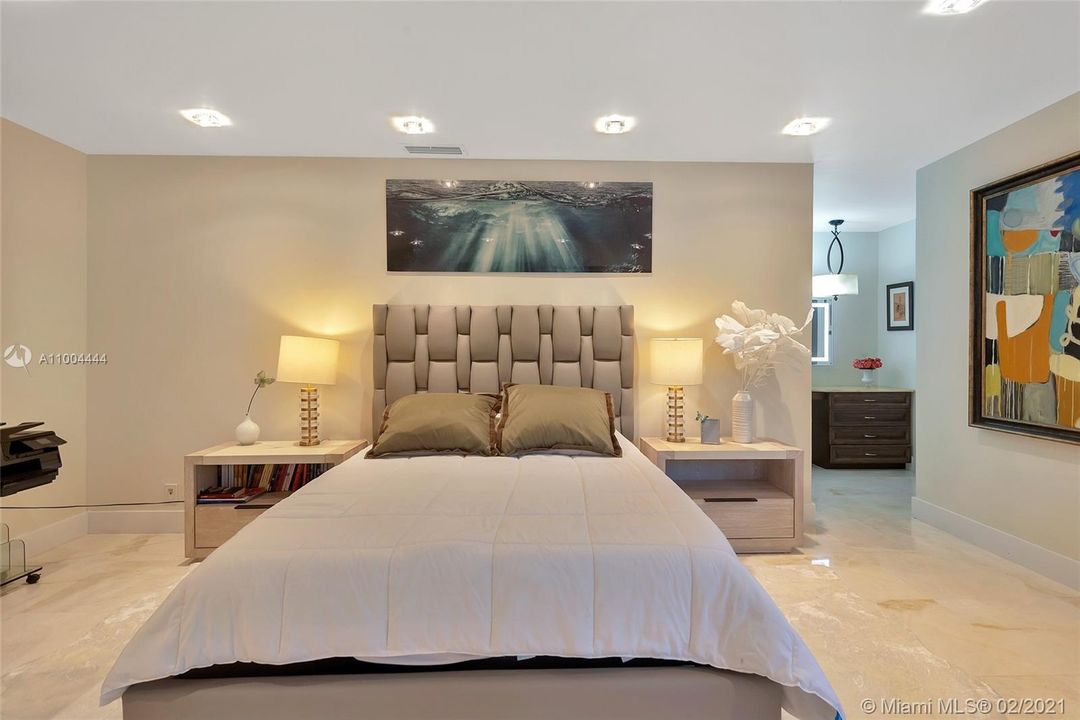 最近售出: $2,273,900 (5 贝兹, 6 浴室, 5760 平方英尺)