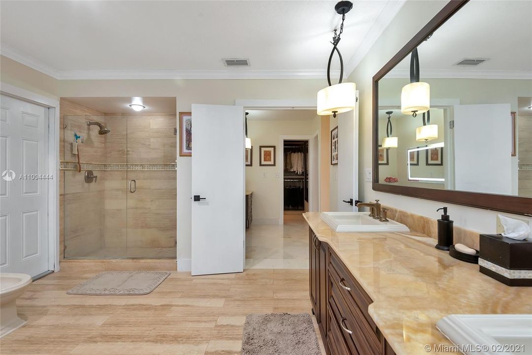 最近售出: $2,273,900 (5 贝兹, 6 浴室, 5760 平方英尺)