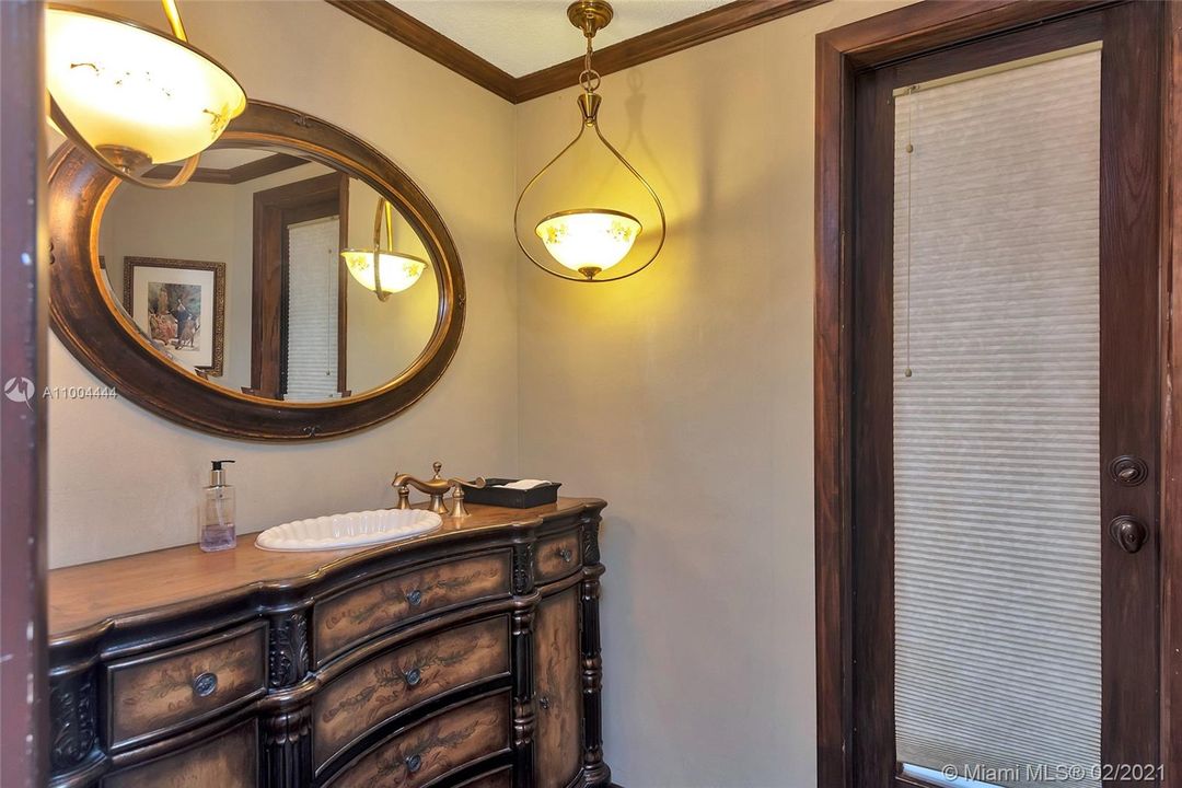 最近售出: $2,273,900 (5 贝兹, 6 浴室, 5760 平方英尺)