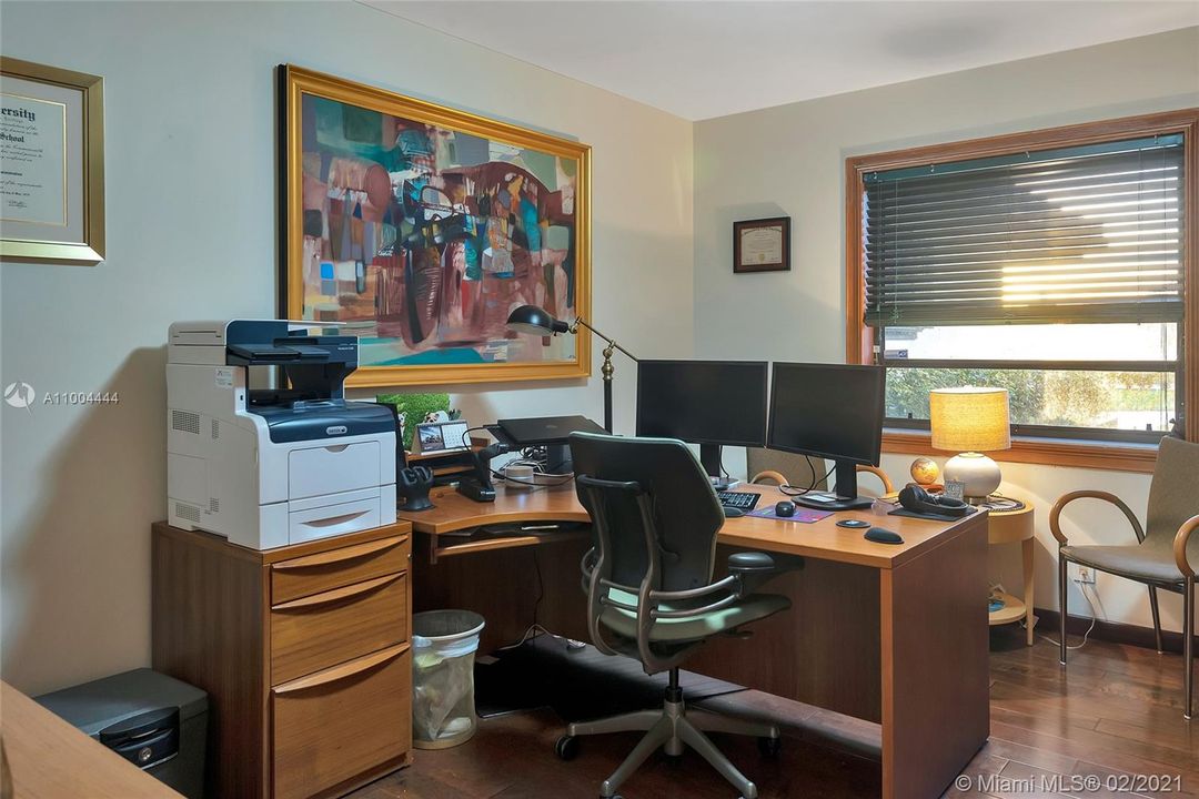 最近售出: $2,273,900 (5 贝兹, 6 浴室, 5760 平方英尺)