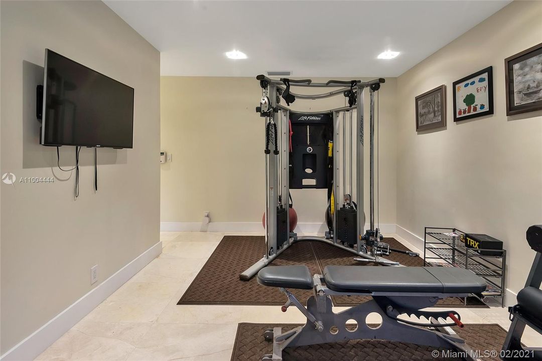 最近售出: $2,273,900 (5 贝兹, 6 浴室, 5760 平方英尺)