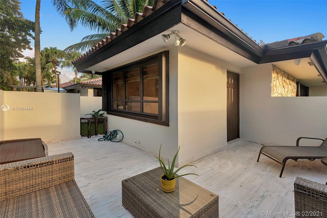 最近售出: $2,273,900 (5 贝兹, 6 浴室, 5760 平方英尺)