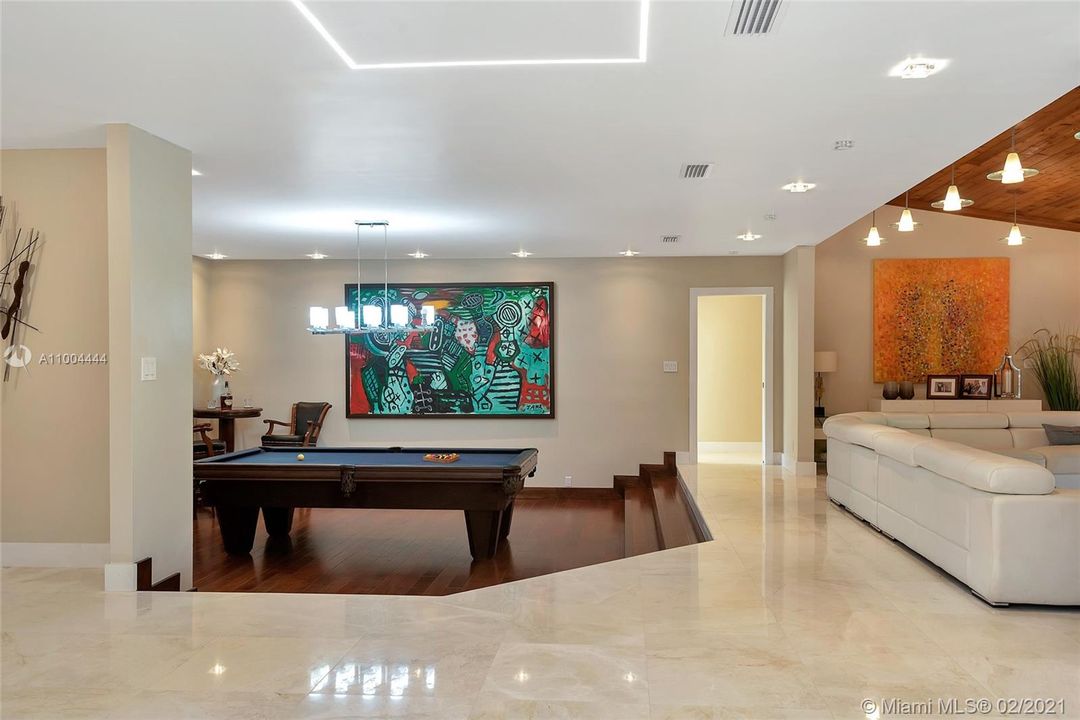 最近售出: $2,273,900 (5 贝兹, 6 浴室, 5760 平方英尺)