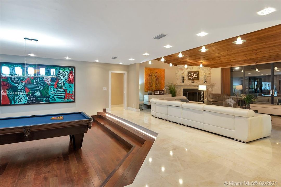 最近售出: $2,273,900 (5 贝兹, 6 浴室, 5760 平方英尺)