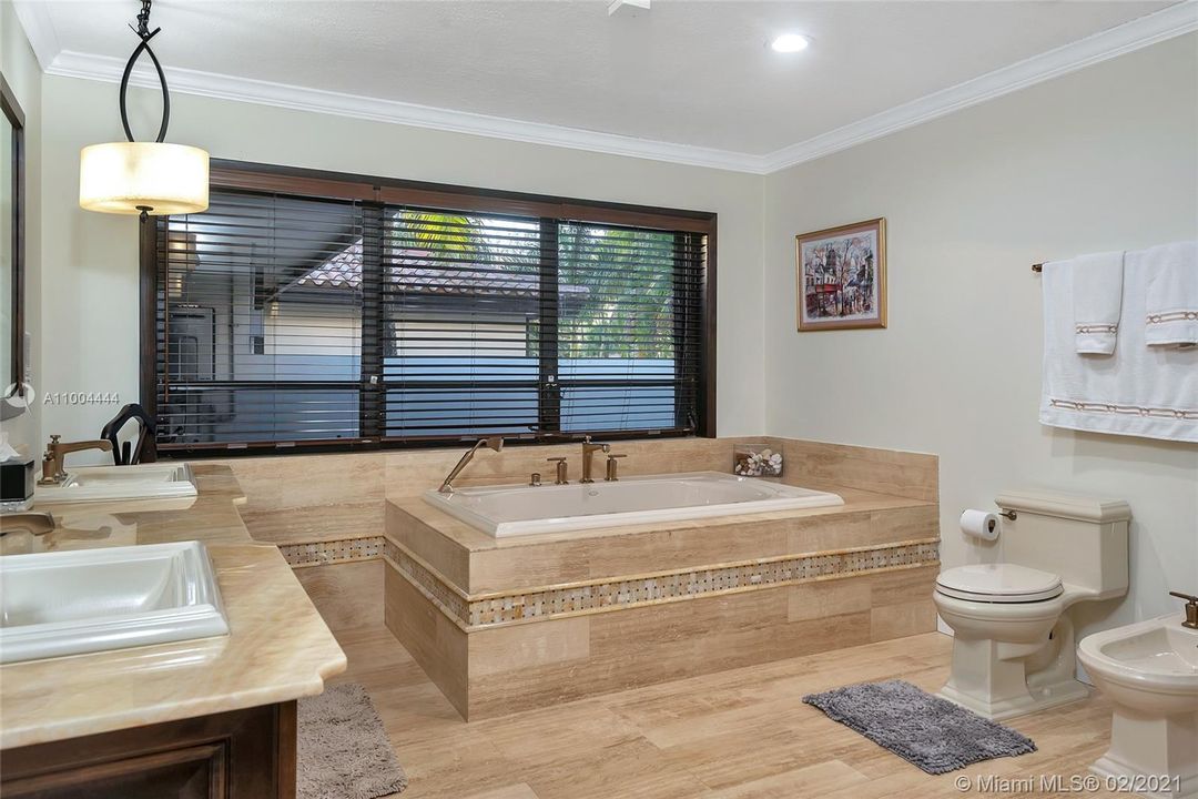 最近售出: $2,273,900 (5 贝兹, 6 浴室, 5760 平方英尺)