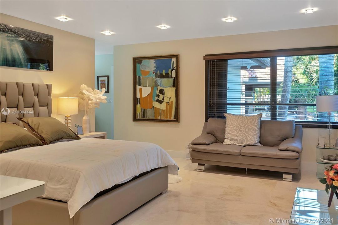 最近售出: $2,273,900 (5 贝兹, 6 浴室, 5760 平方英尺)