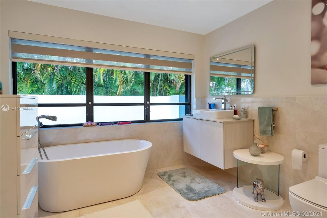 最近售出: $2,273,900 (5 贝兹, 6 浴室, 5760 平方英尺)