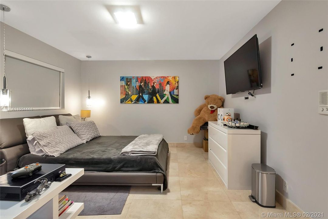 最近售出: $2,273,900 (5 贝兹, 6 浴室, 5760 平方英尺)