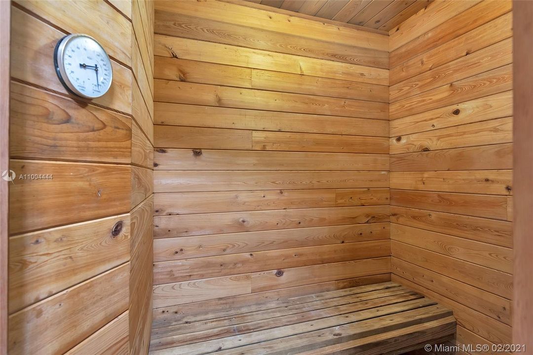 最近售出: $2,273,900 (5 贝兹, 6 浴室, 5760 平方英尺)