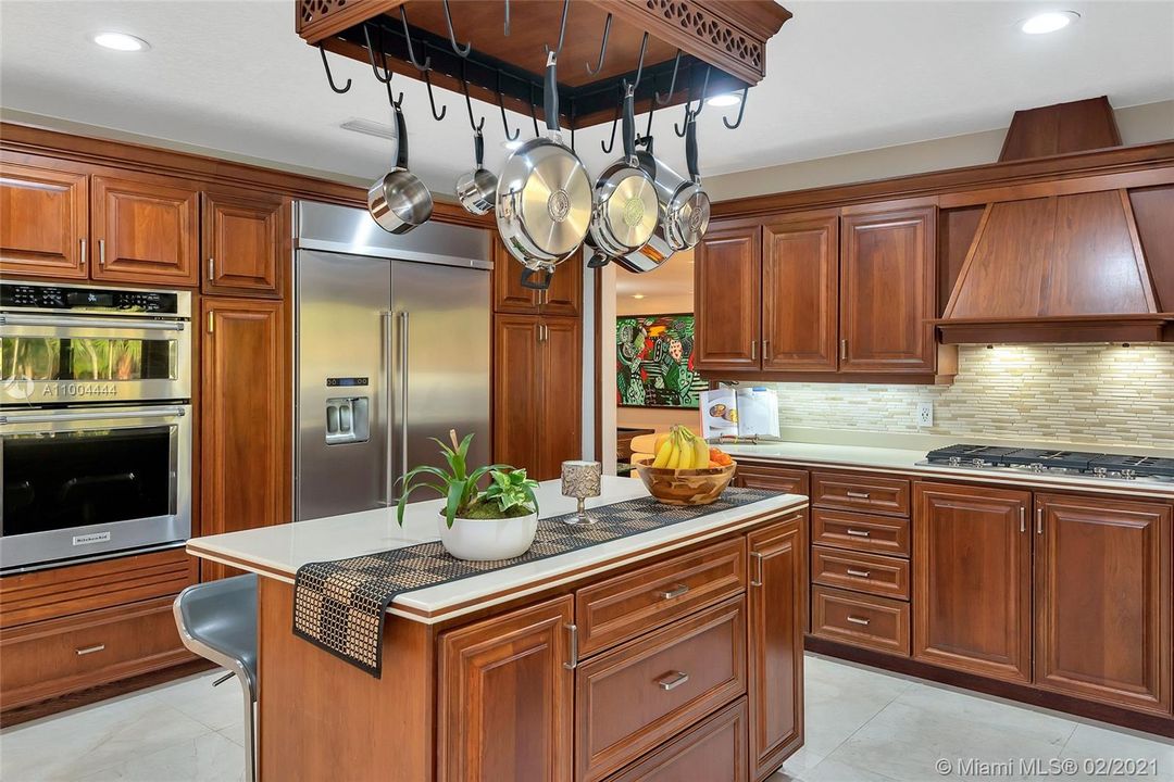 最近售出: $2,273,900 (5 贝兹, 6 浴室, 5760 平方英尺)