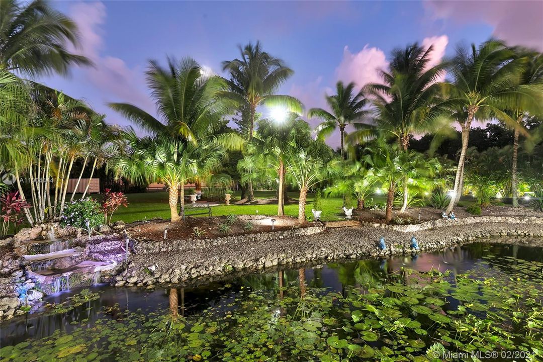 最近售出: $2,273,900 (5 贝兹, 6 浴室, 5760 平方英尺)