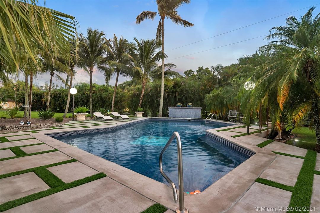 最近售出: $2,273,900 (5 贝兹, 6 浴室, 5760 平方英尺)