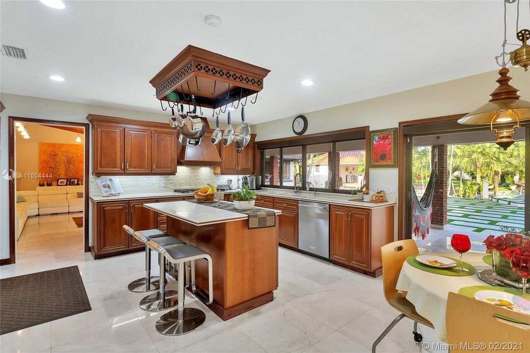 最近售出: $2,273,900 (5 贝兹, 6 浴室, 5760 平方英尺)