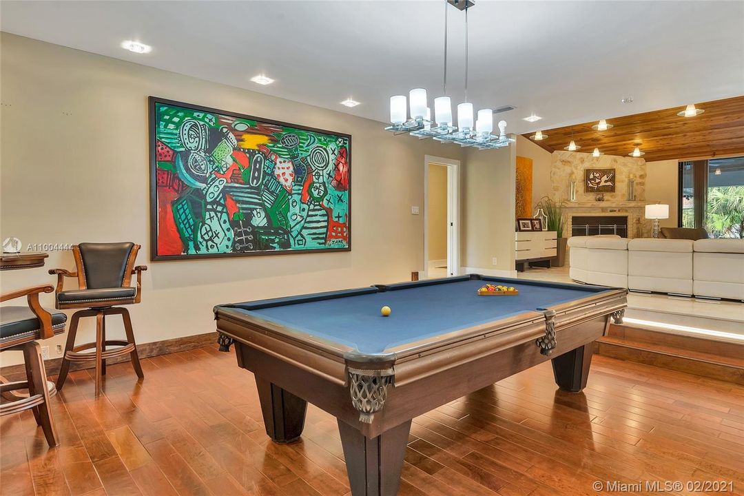 最近售出: $2,273,900 (5 贝兹, 6 浴室, 5760 平方英尺)