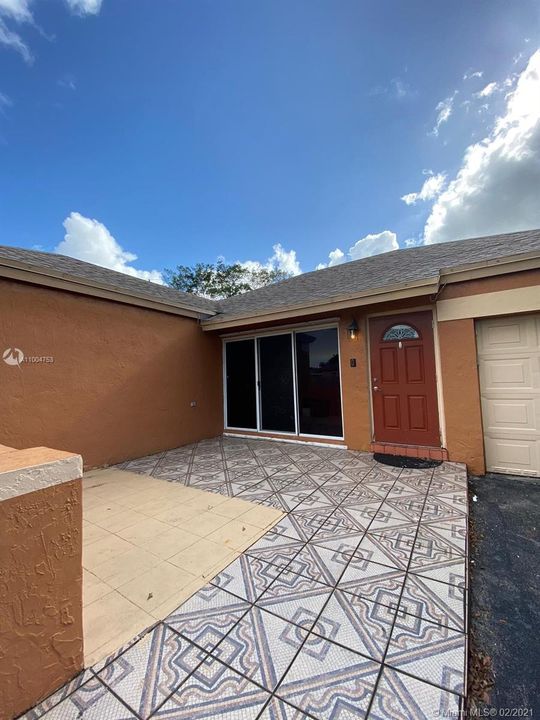 Recently Sold: $330,000 (3 beds, 2 baths, 953 Square Feet)