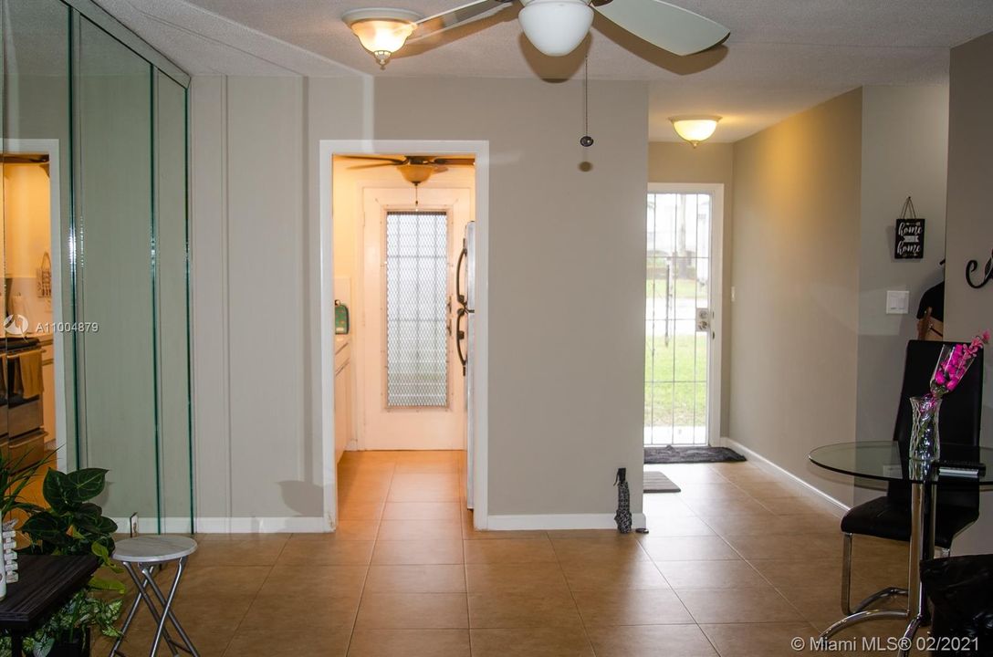 最近售出: $82,000 (1 贝兹, 1 浴室, 640 平方英尺)