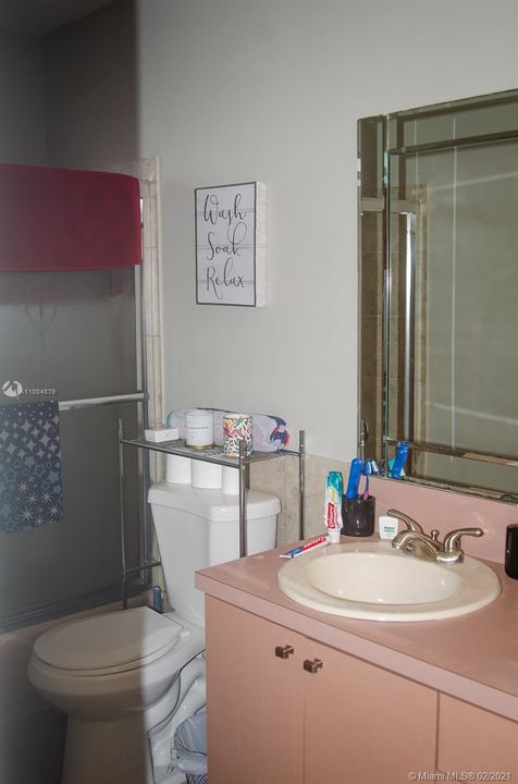 最近售出: $82,000 (1 贝兹, 1 浴室, 640 平方英尺)