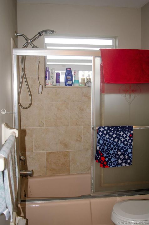 最近售出: $82,000 (1 贝兹, 1 浴室, 640 平方英尺)