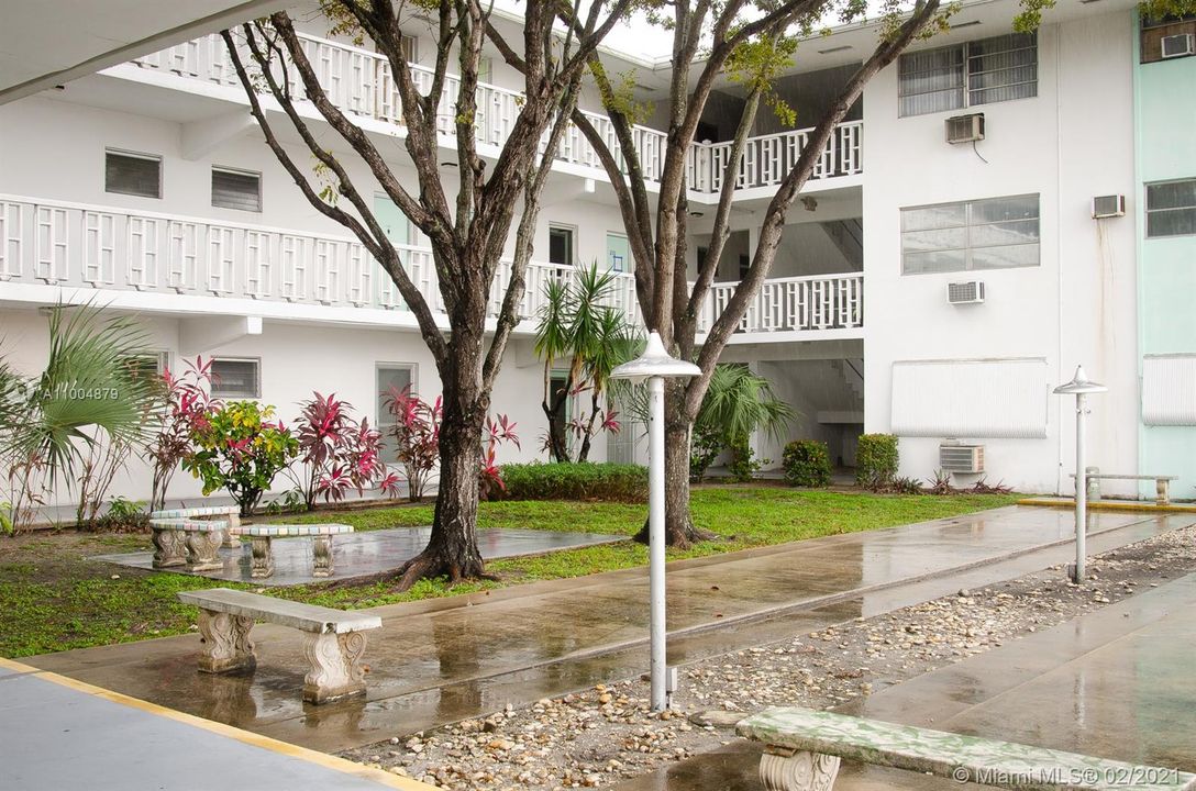 最近售出: $82,000 (1 贝兹, 1 浴室, 640 平方英尺)