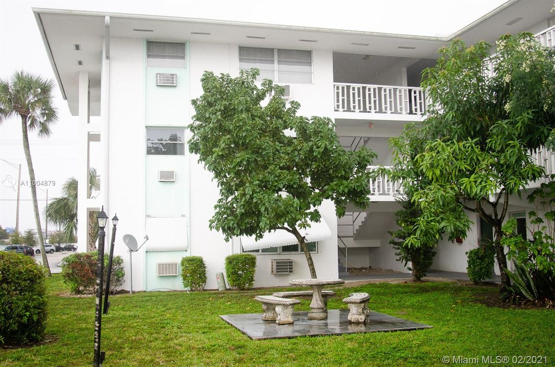 最近售出: $82,000 (1 贝兹, 1 浴室, 640 平方英尺)