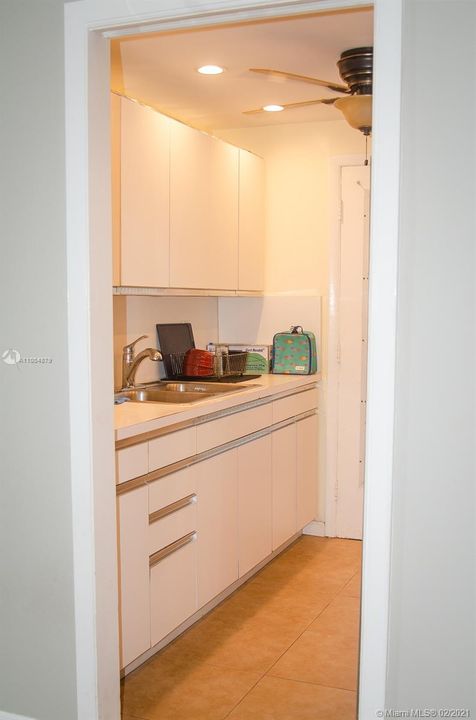 最近售出: $82,000 (1 贝兹, 1 浴室, 640 平方英尺)