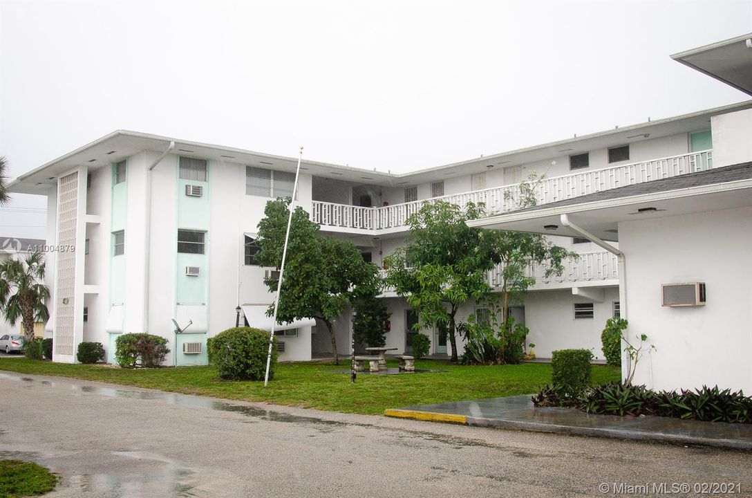 最近售出: $82,000 (1 贝兹, 1 浴室, 640 平方英尺)