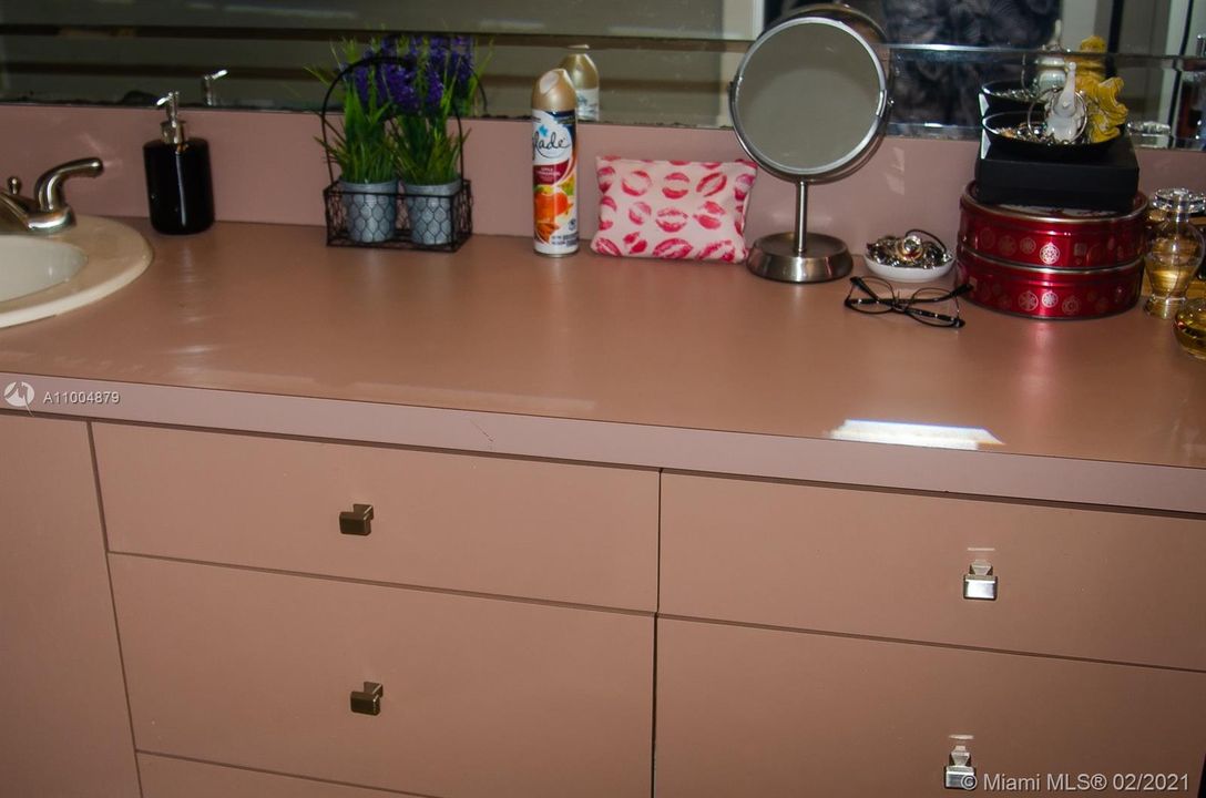 最近售出: $82,000 (1 贝兹, 1 浴室, 640 平方英尺)