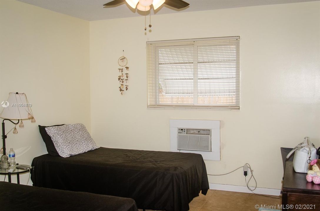 最近售出: $82,000 (1 贝兹, 1 浴室, 640 平方英尺)