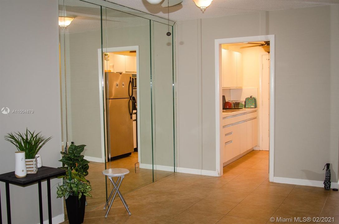 最近售出: $82,000 (1 贝兹, 1 浴室, 640 平方英尺)