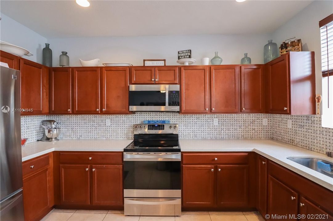 Недавно продано: $385,000 (3 спален, 2 ванн, 1816 Квадратных фут)