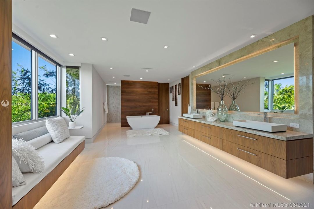 最近售出: $6,900,000 (6 贝兹, 7 浴室, 11212 平方英尺)