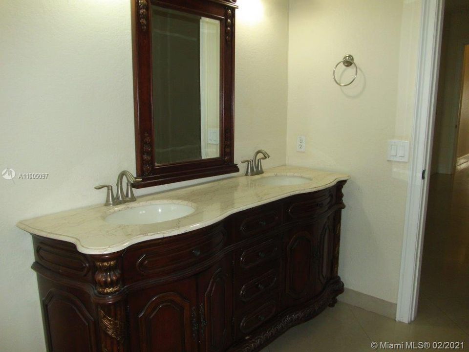 Недавно арендовано: $2,800 (5 спален, 3 ванн, 4038 Квадратных фут)