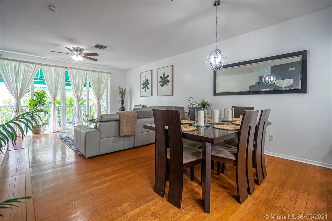 Recently Sold: $350,000 (3 beds, 2 baths, 1812 Square Feet)