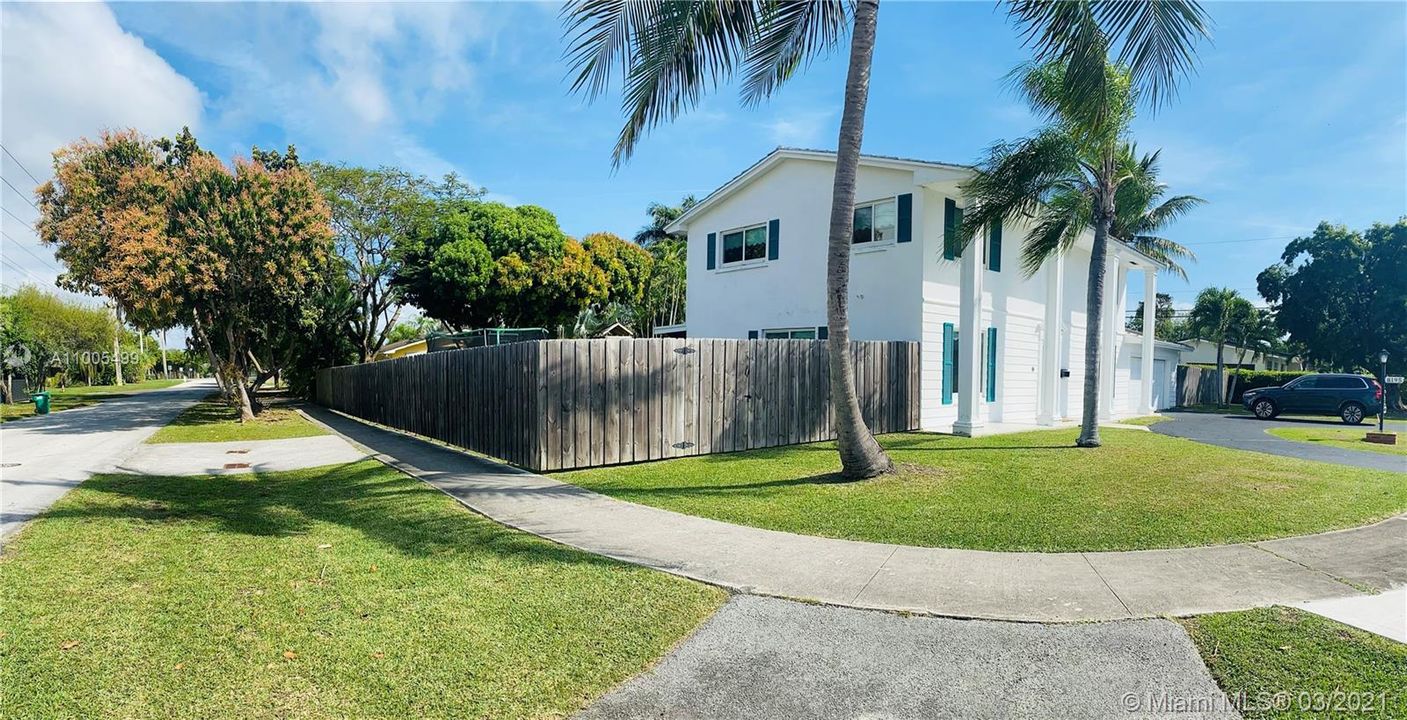 Recently Sold: $580,000 (3 beds, 3 baths, 1998 Square Feet)