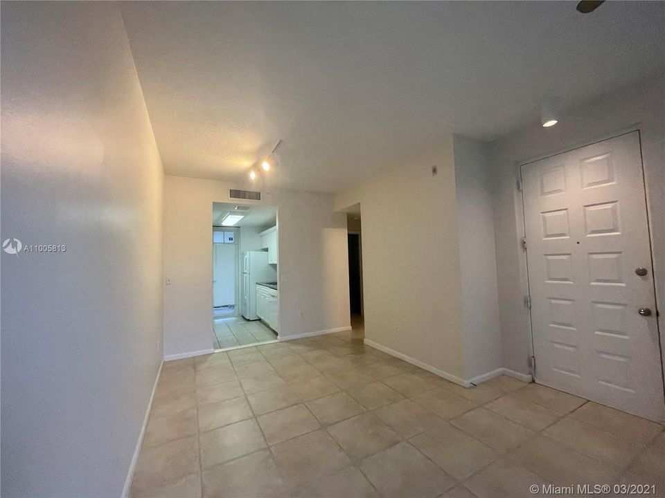 Recently Rented: $1,450 (1 beds, 1 baths, 596 Square Feet)