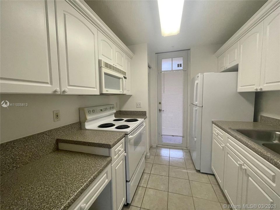 Recently Rented: $1,450 (1 beds, 1 baths, 596 Square Feet)