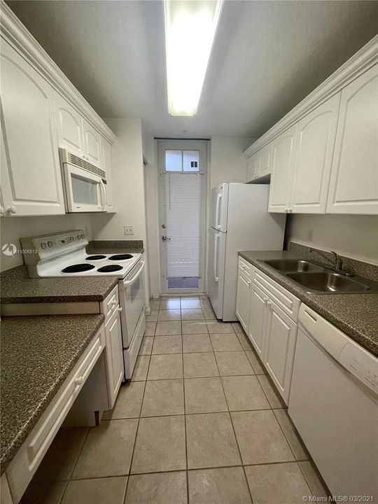 Recently Rented: $1,450 (1 beds, 1 baths, 596 Square Feet)