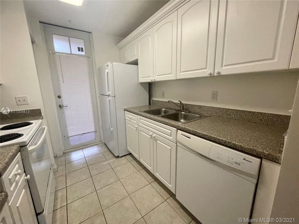 Recently Rented: $1,450 (1 beds, 1 baths, 596 Square Feet)