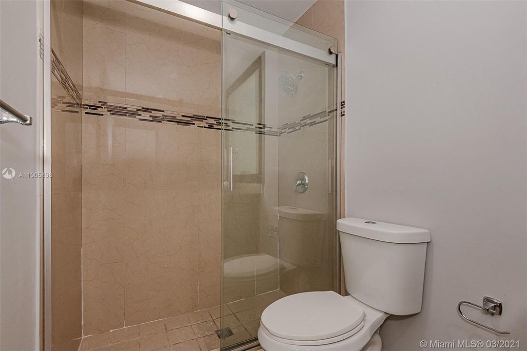 最近售出: $180,000 (1 贝兹, 1 浴室, 650 平方英尺)