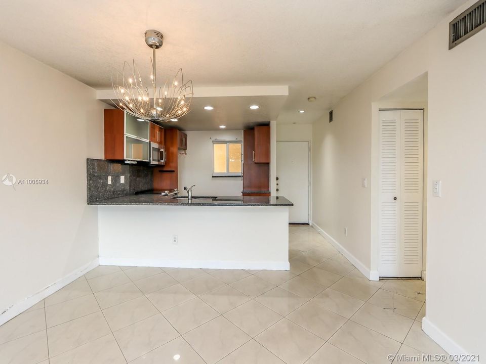 Recently Sold: $239,000 (2 beds, 2 baths, 912 Square Feet)