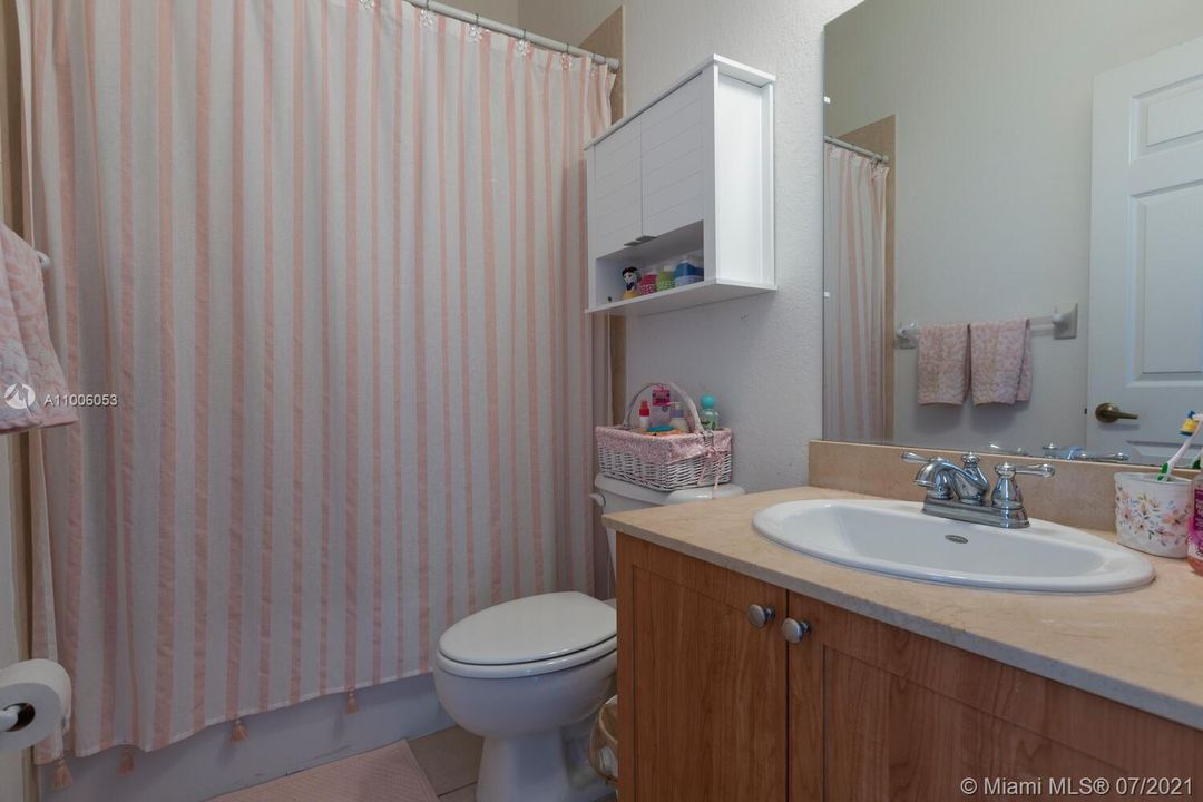 最近售出: $319,900 (3 贝兹, 2 浴室, 1503 平方英尺)