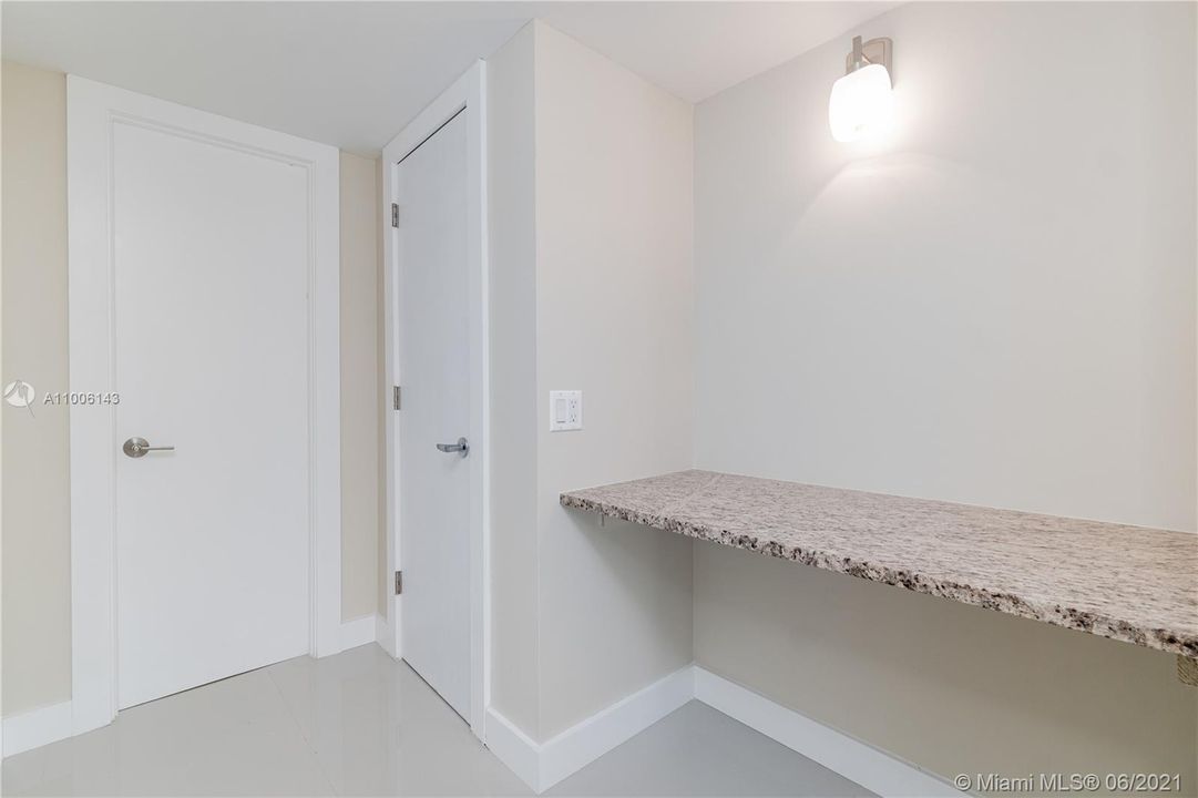 Recently Sold: $317,999 (1 beds, 1 baths, 900 Square Feet)